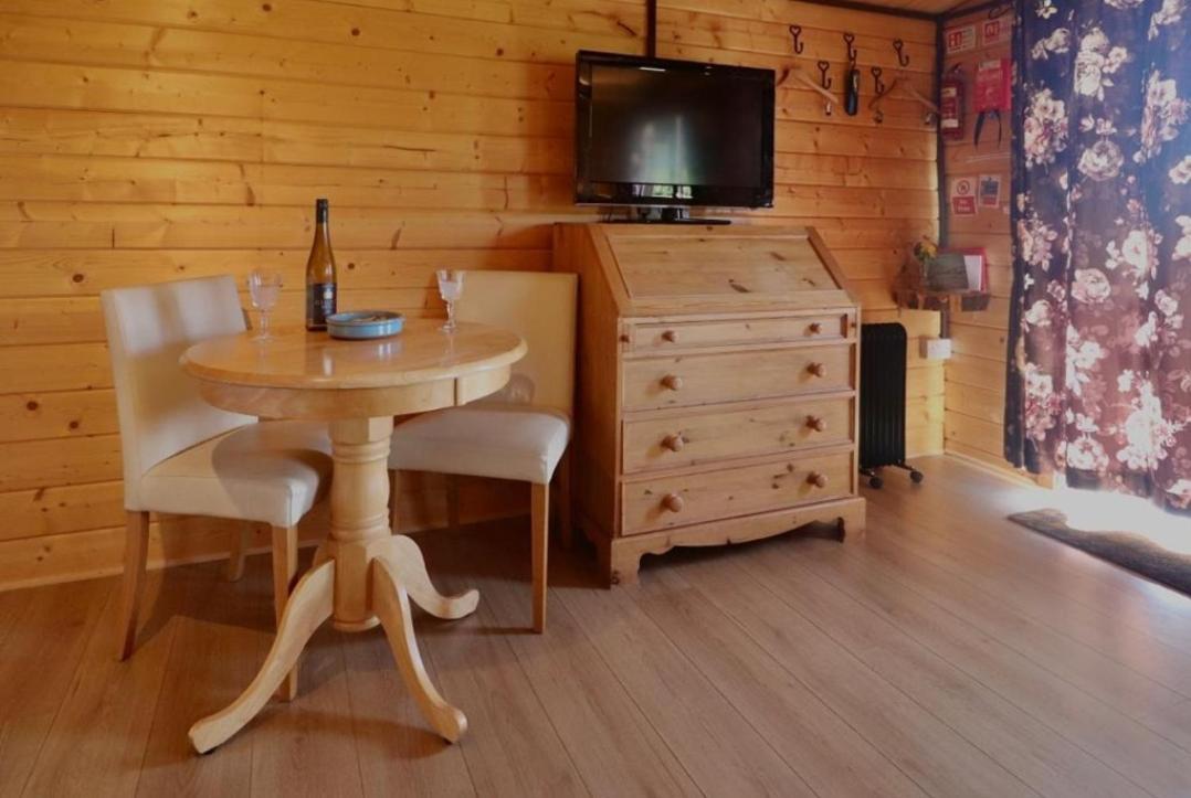 Country Bumpkin - Romantic Couples Stay In Oakhill Cabin المظهر الخارجي الصورة